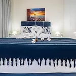 Luxury Town Center Suite, Β1